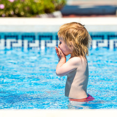 Naklejka premium happy little girl in a wetsuit