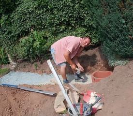 Mann bei der Arbeit - Gartenbau - Pflanzsteine setzen
