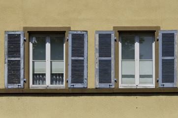 fenêtres à volets bleus