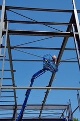 Fototapeta premium ouvrier sur une nacelle élévatrice