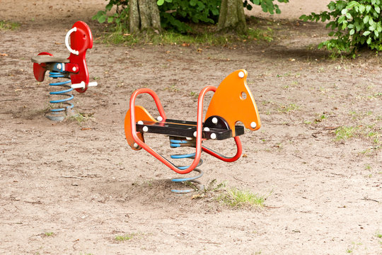 Federger&auml;te auf einem Spielplatz - Schaukelpferd