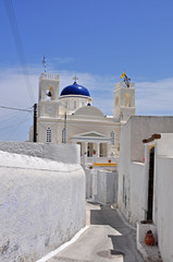 klassich weiße griechisch orthodoxe Kirche auf Santorin, Griechenland