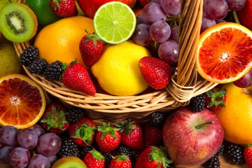 Zelfklevend Fotobehang Mix van vers fruit op rieten mand © larcobasso