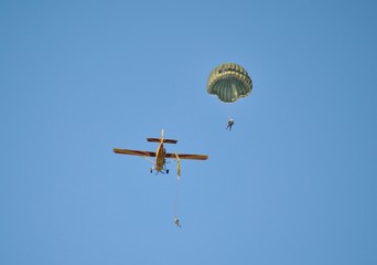 Lancio di paracadutisti