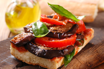 pane con melanzana, pomodoro e basilico