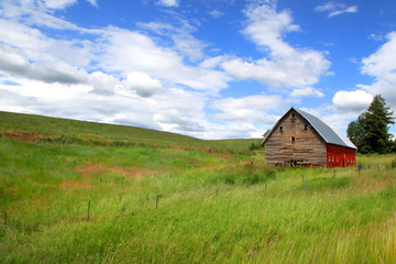 Fototapeta na wymiar Old barn in the Prairie landscape of Idaho