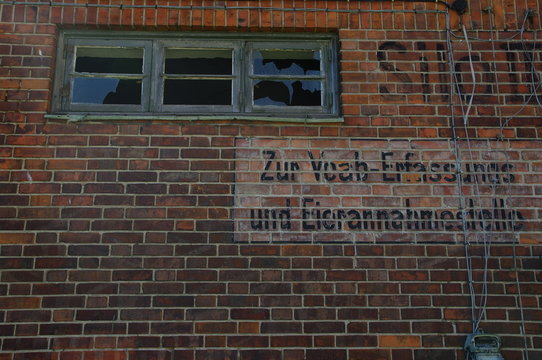 Alter Hinweis auf Wand in Wismarer Hafen 6