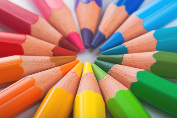 Fototapeta premium Color pencils in arrange in color wheel colors