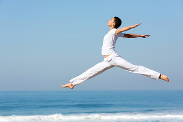 Obraz premium young woman dancing on beach