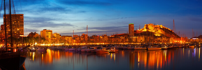 Fototapeta na wymiar port in night. Alicante, Spain