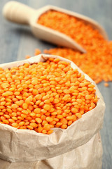 lenticchie rosse sfondo grigio