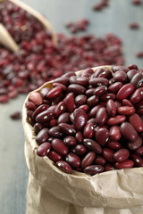 fagioli rossi sfondo grigio