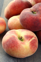 pesche platicarpe sfondo grigio