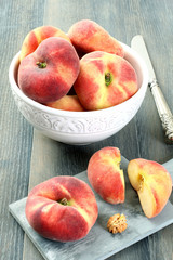 pesche platicarpe sfondo grigio