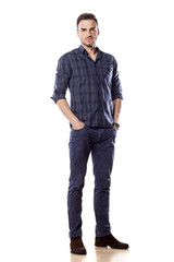 Naklejka premium young man posing with his hands in pockets