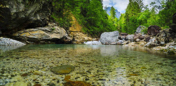 Fototapeta strumień górski w Alpach włoskich