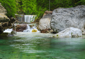 wodospad na potoku górskim w Alpach włoskich, - obrazy, fototapety, plakaty