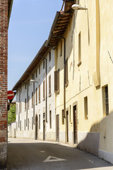 bending street in town center, Soncino