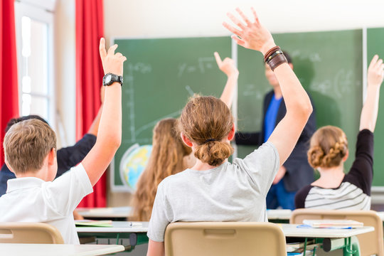 Lehrer unterrichtet Sch&uuml;ler in Klasse einer Schule