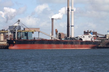Massengutfrachter im Hafen