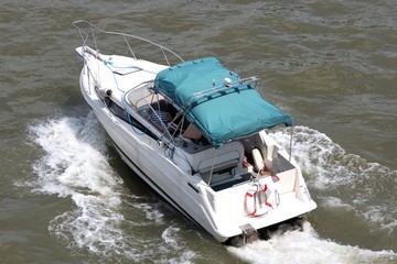Motorboot auf dem Rhein