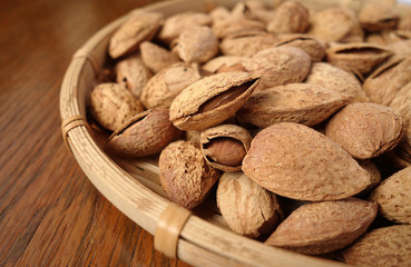 殻付き焼きアーモンド