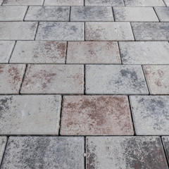 Neu gelegtes Betonpflaster auf dem Gehweg