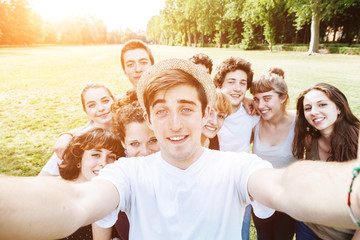 Dieci amici si fanno un selfie al parco - Powered by Adobe