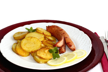 Grilled potatoes with sausage and lemon