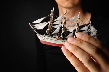 帆船を持つ男性の手 © beeboys