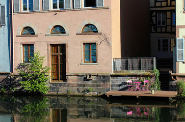 Fototapeta na wymiar terrasse au bord de l'eau à Strasbourg