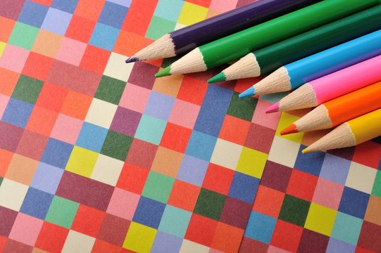 カラフルな背景と色鉛筆