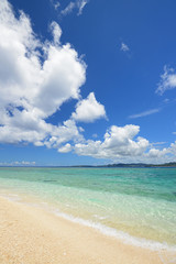 美しい沖縄のビーチと夏空