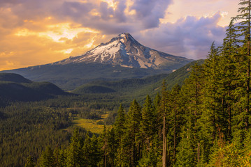 Beautiful Vista of Mount Hood in Oregon, USA. - 67422961