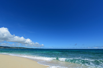 久高島の綺麗な海と夏空
