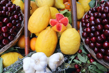 ciliegie, limoni frutta di stagione esposizione