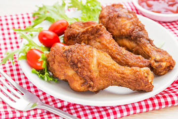 Fried chicken and tomato sauce