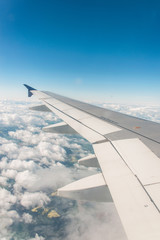 Obraz premium Airplane wing out of window
