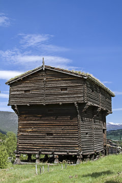 Stabbur im Beverdalen bei Lom