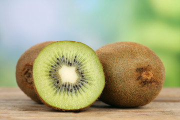 Kiwi Frucht im Sommer mit Textfreiraum