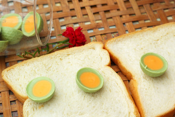 Sliced ​​bread with chocolate green