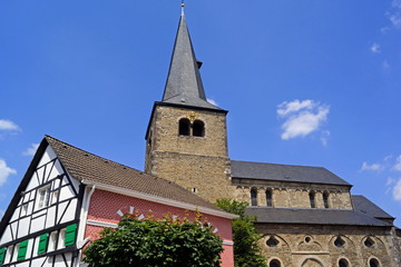 Altstadt von HILDEN m.Reformationskirche im Hintergrund