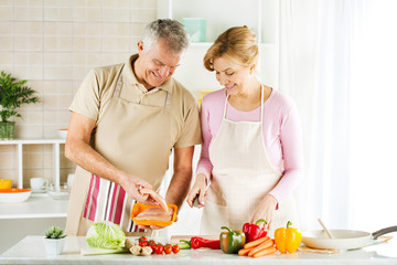 Obraz na płótnie Canvas Senior Couple in the kitchen