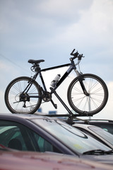 Fototapeta premium bicycle stands on the roof of the car