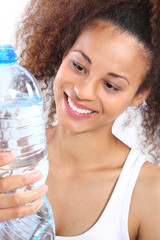 Woda mineralna, ciemnoskóra dziewczyna z butelką wody