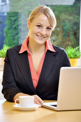 Frau arbeitet am Laptop im Büro