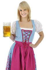 Frau im Dirndl trinkt Bier zum Oktoberfest