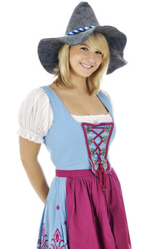 Frau im Dirndl tr&auml;gt Seppel-Hut beim Oktoberfest