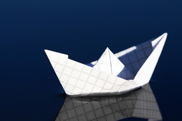 papierschiffchen auf dem wasser II