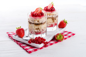 Strawberry - currant crumble Dessertt